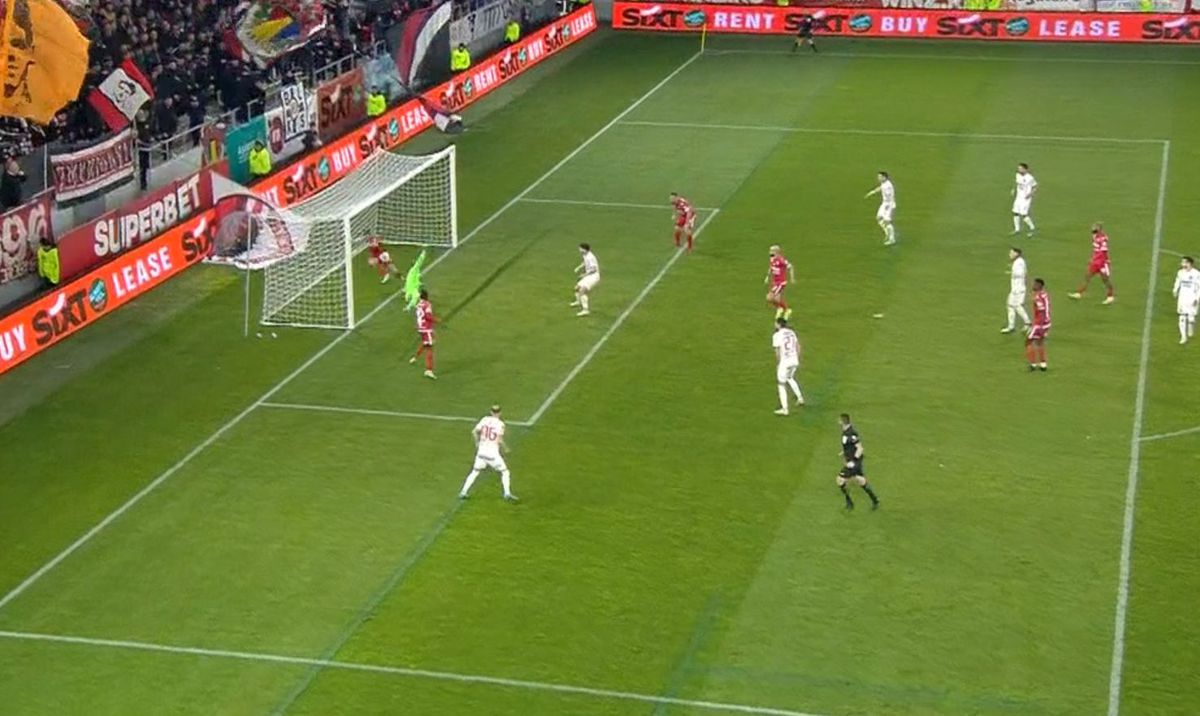 Decizie de neînțeles în Dinamo - Hermannstadt » Ofsaid dictat de VAR după o minge venită de la adversari! Balonul intrase în poartă