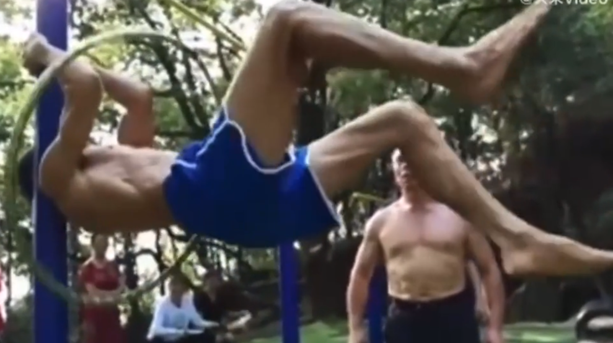 La 70 de ani, a înlocuit firele albe cu mușchi » Secretul din spatele formei incredibile