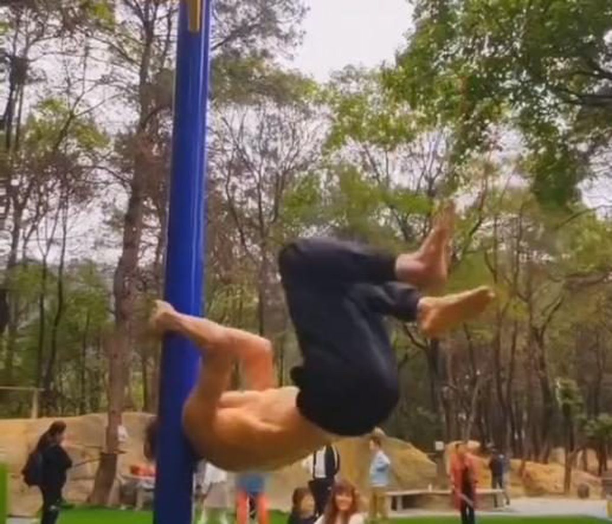 La 70 de ani, a înlocuit firele albe cu mușchi » Secretul din spatele formei incredibile