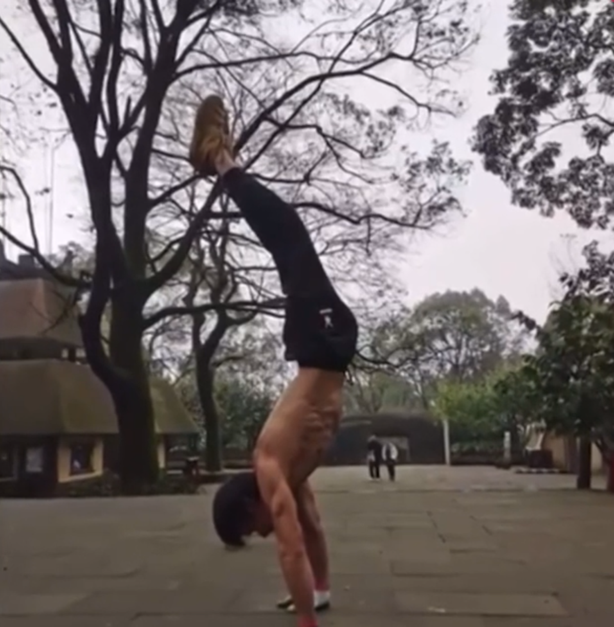 La 70 de ani, a înlocuit firele albe cu mușchi » Secretul din spatele formei incredibile