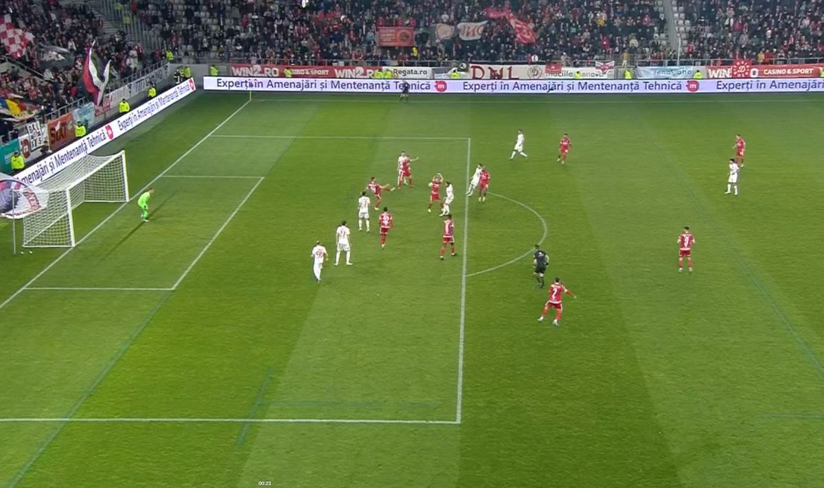 Decizie de neînțeles în Dinamo - Hermannstadt » Ofsaid dictat de VAR după o minge venită de la adversari! Balonul intrase în poartă