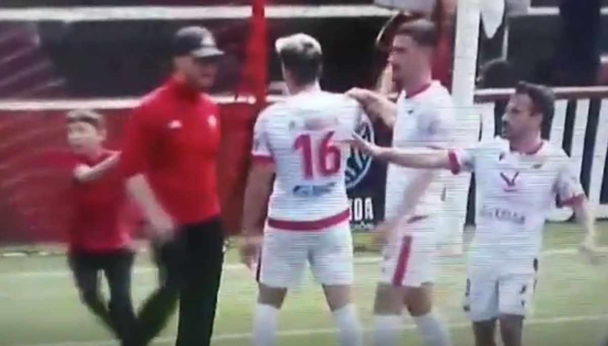 Imagini reprobabile din timpul meciului! Un minor a intervenit pentru a-și opri tatăl, care a intrat pe teren și a lovit un adversar