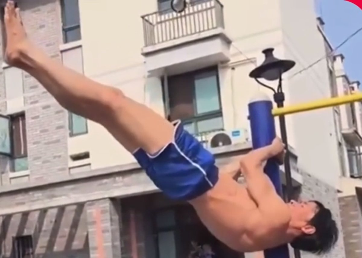 La 70 de ani, a înlocuit firele albe cu mușchi » Secretul din spatele formei incredibile