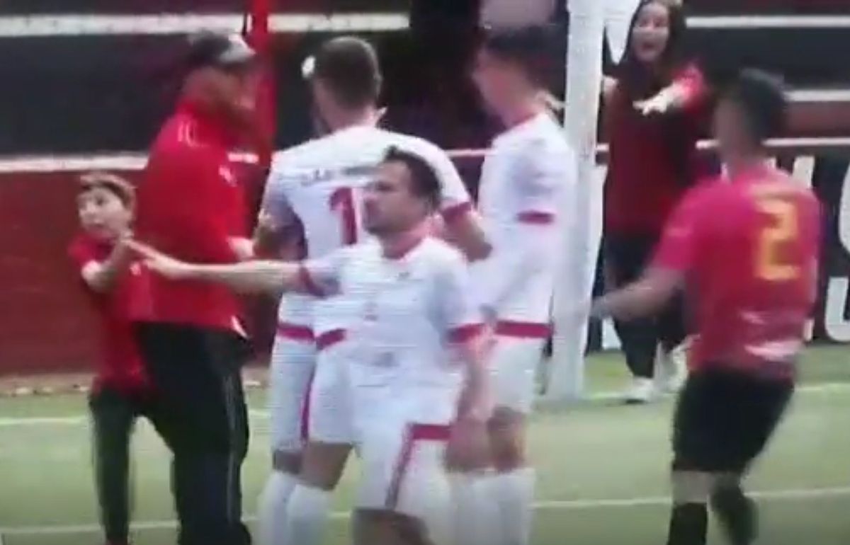 Imagini reprobabile din timpul meciului! Un minor a intervenit pentru a-și opri tatăl, care a intrat pe teren și a lovit un adversar