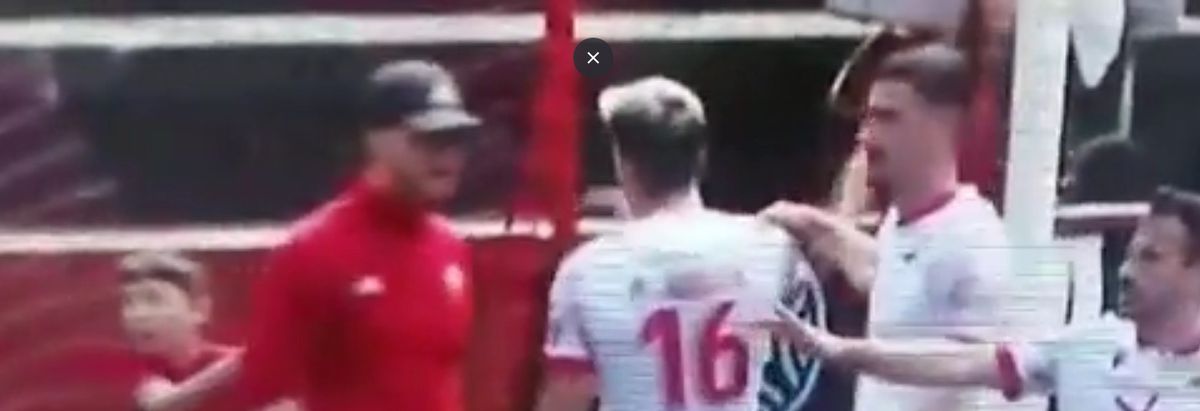 Imagini reprobabile din timpul meciului! Un minor a intervenit pentru a-și opri tatăl, care a intrat pe teren și a lovit un adversar