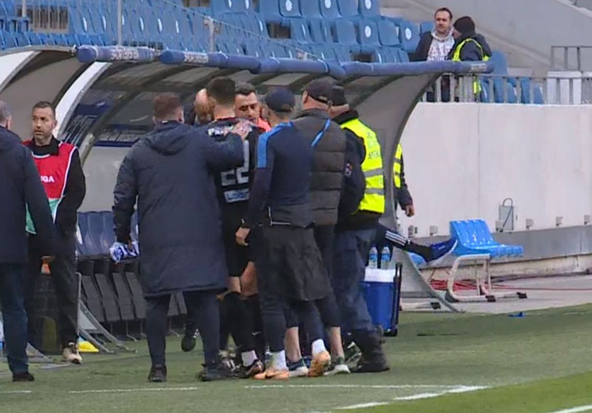 Au apărut imaginile cu scandal de la pauză din FCU Craiova - Poli Iași: Leo Grozavu s-a dus peste arbitri și a fost oprit doar de forțele de ordine! Ce i-a făcut „centralului” + reacția acestuia