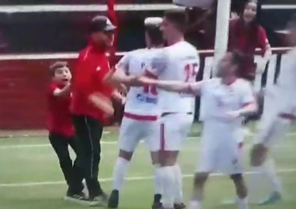 Imagini reprobabile din timpul meciului! Un minor a intervenit pentru a-și opri tatăl, care a intrat pe teren și a lovit un adversar