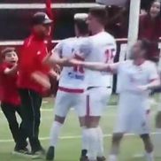 Imagini reprobabile la un meci de tineret! Un minor a intervenit pentru a-și opri tatăl care a lovit un jucător