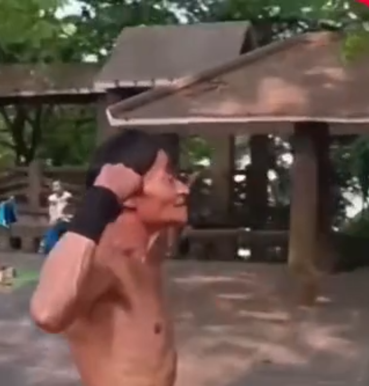 La 70 de ani, a înlocuit firele albe cu mușchi » Secretul din spatele formei incredibile