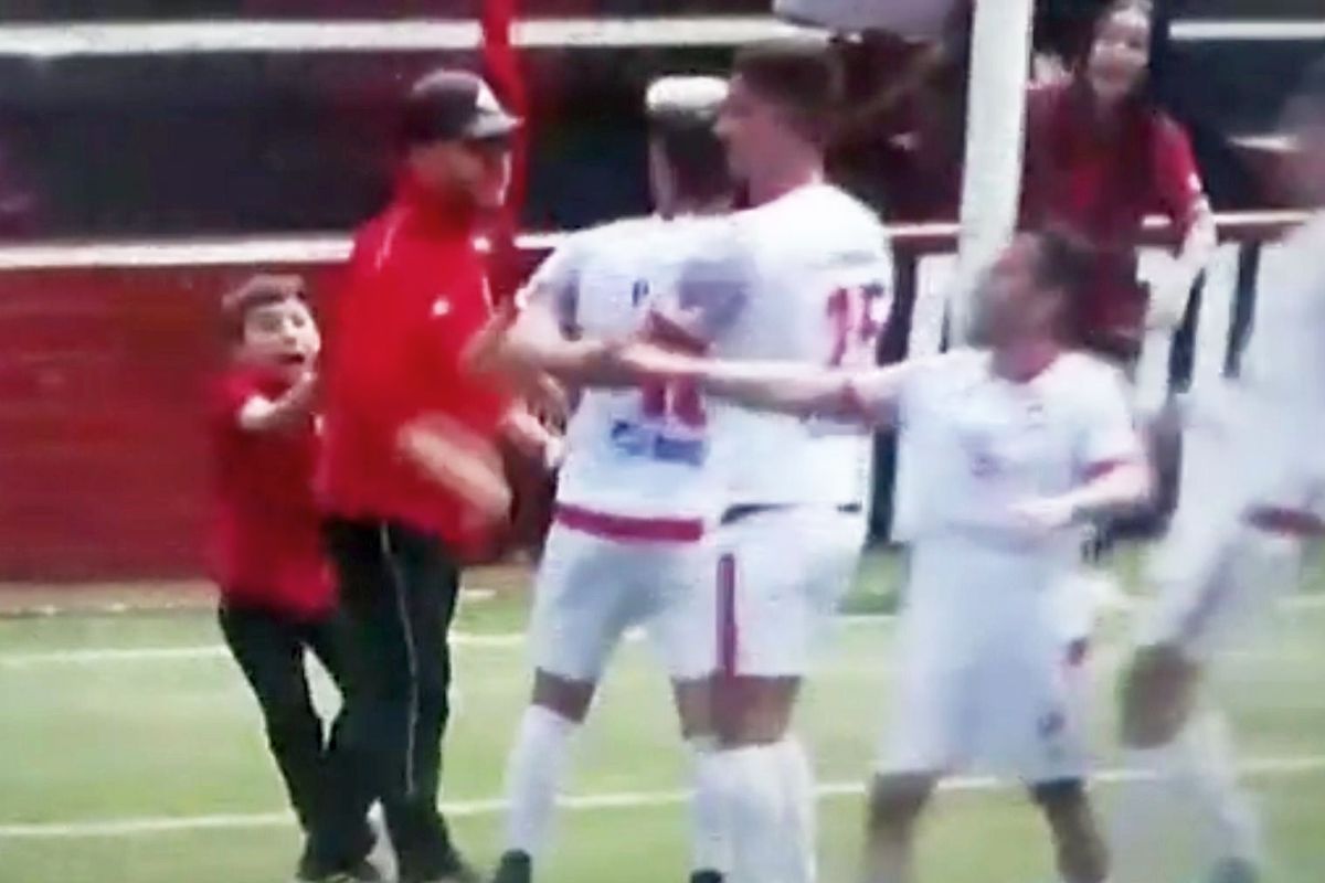 Imagini reprobabile din timpul meciului! Un minor a intervenit pentru a-și opri tatăl, care a intrat pe teren și a lovit un adversar