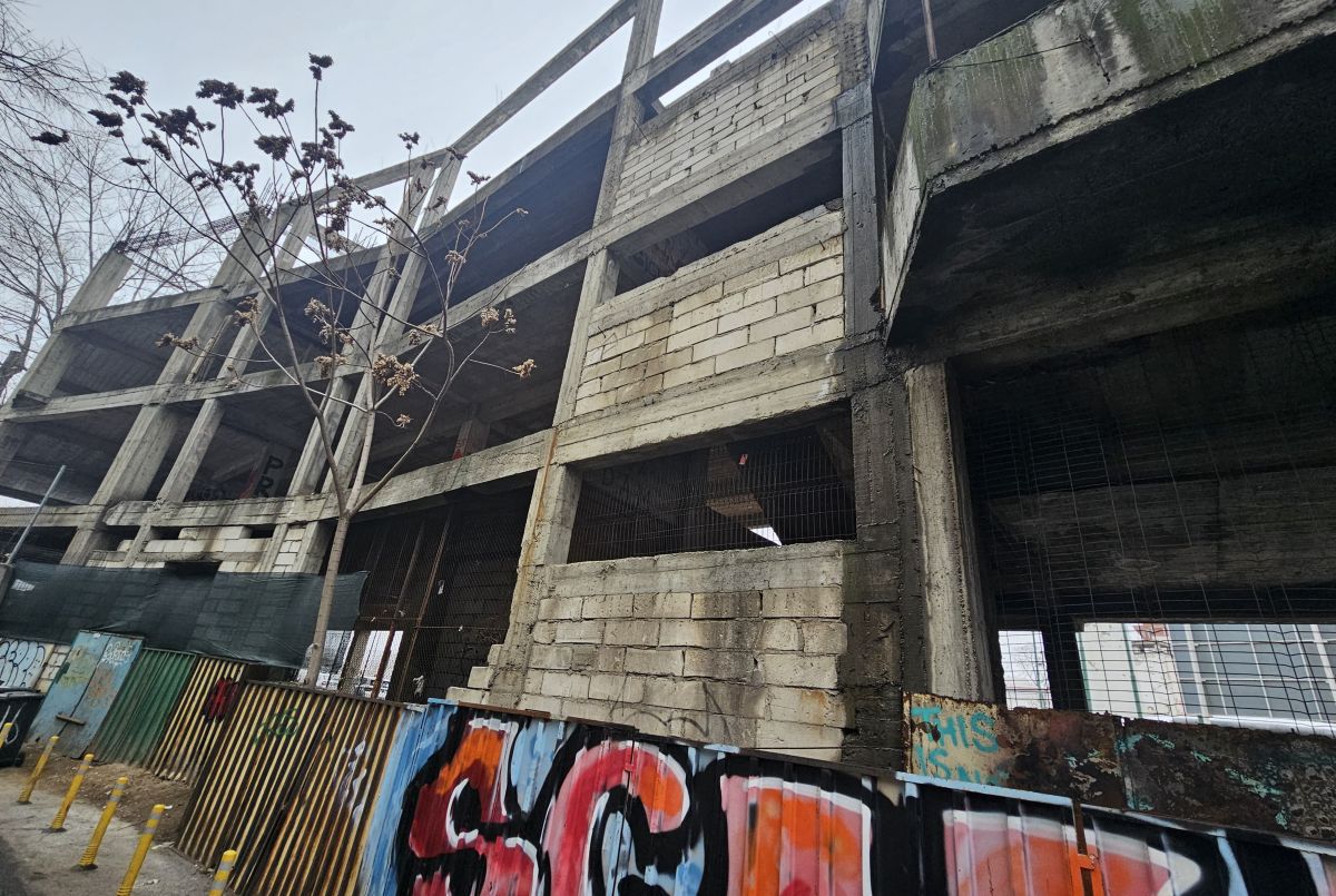 Clădirea-fantomă de lângă stadionul „Dinamo” » Aici ar fi trebuit să fie sediul clubului: paragină în loc de lux, 30 de ani mai târziu