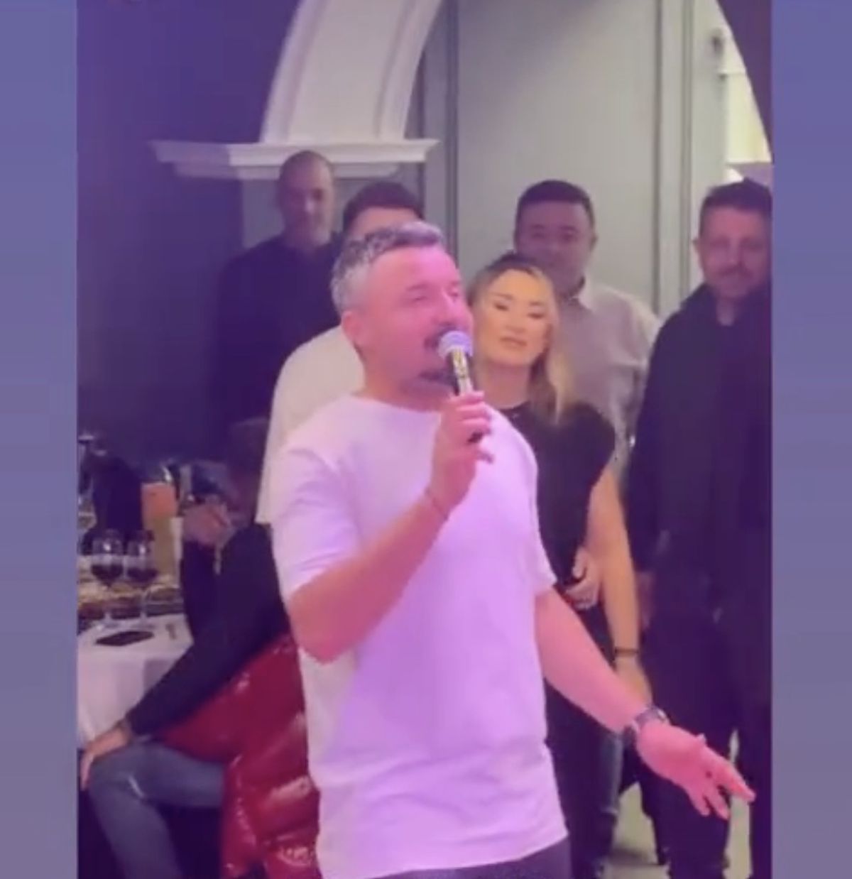 Constantin Budescu a luat microfonul și a început să cânte la aniversarea sa