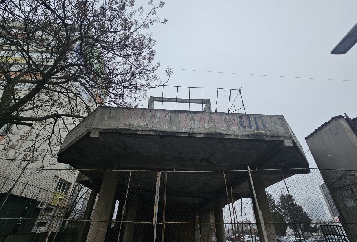 Clădirea-fantomă de lângă stadionul „Dinamo” » Aici ar fi trebuit să fie sediul clubului: paragină în loc de lux, 30 de ani mai târziu