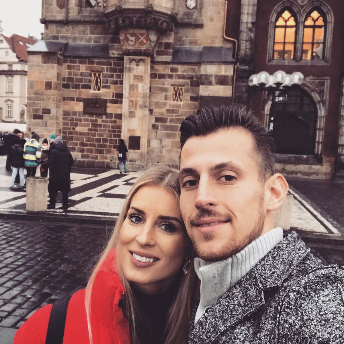 Soția a ieșit prima la atac, după ce a pățit fotbalistul „păcălit” să semneze: „Nimic în viață nu este corect”