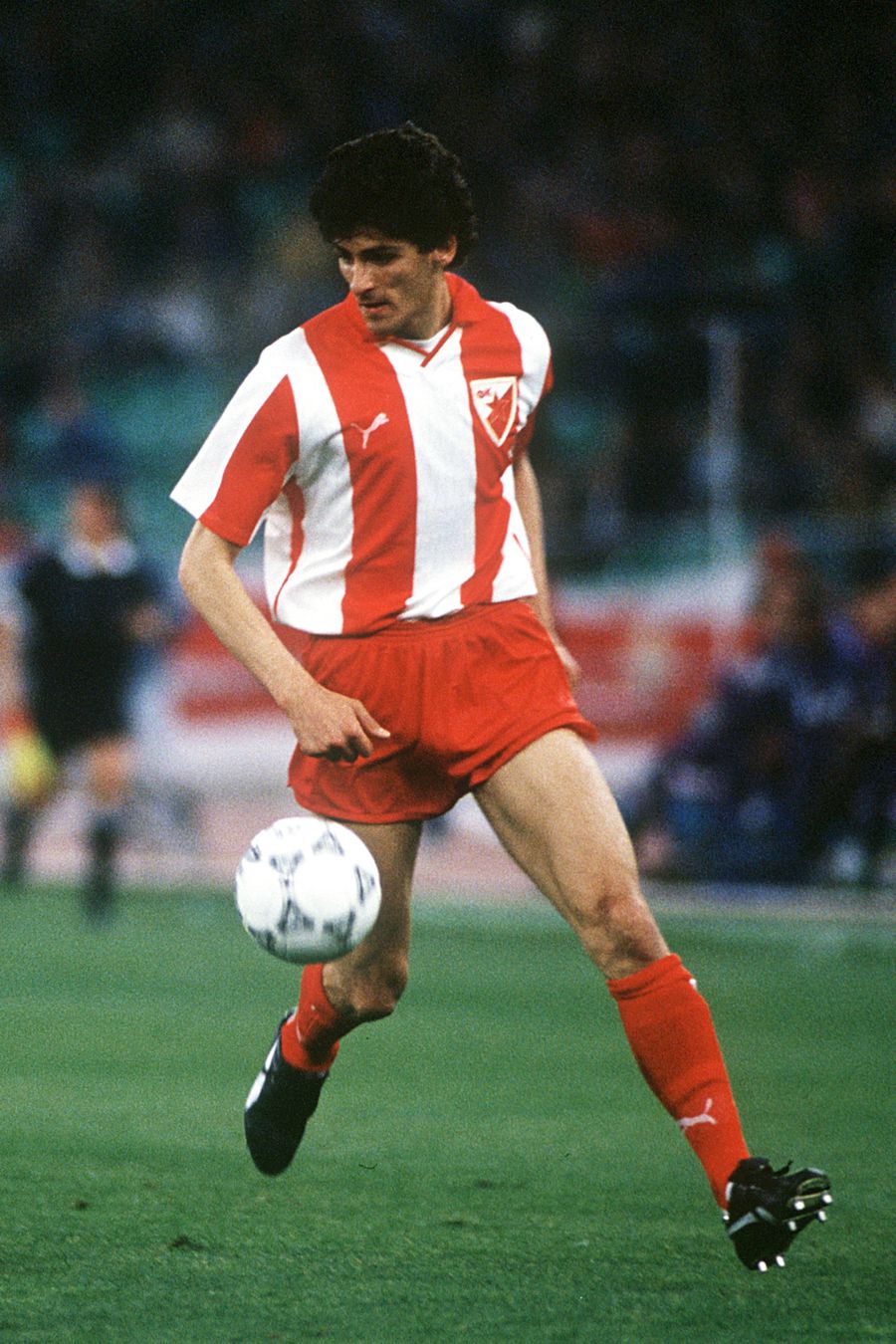 Miodrag Belodedici, în tricoul celor de la Steaua Roșie Belgrad / Foto: Imago Partida dintre Dinamo și Steaua care a stat la baza unui război în toată regula » Căpitanul a atacat polițiștii, ultrașii au mers pe front, iar Miodrag Belodedici relatează: „Ne-au luat niște blindate”