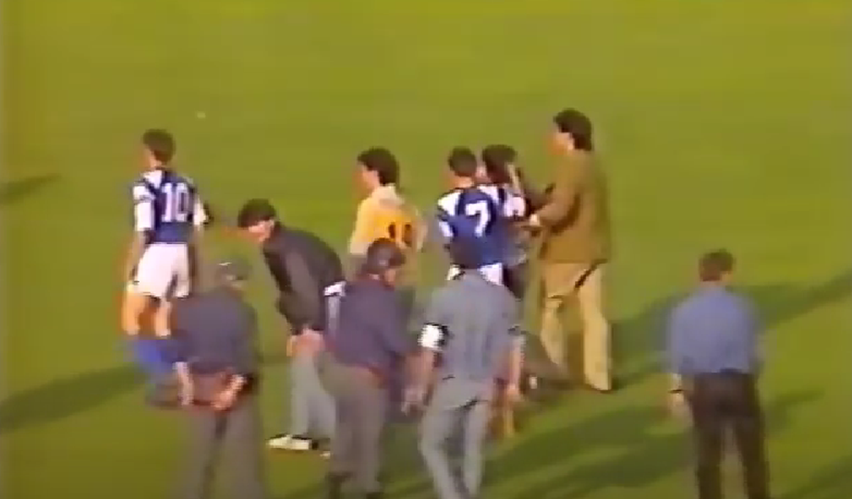 Partida dintre Dinamo și Steaua care a stat la baza unui război în toată regula » Căpitanul a atacat polițiștii, ultrașii au mers pe front, iar Miodrag Belodedici relatează: „Ne-au luat niște blindate”