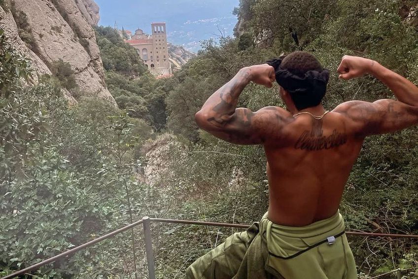 Travante Williams pozează în tot felul de ipostaze inedite pe contul lui de Instagram