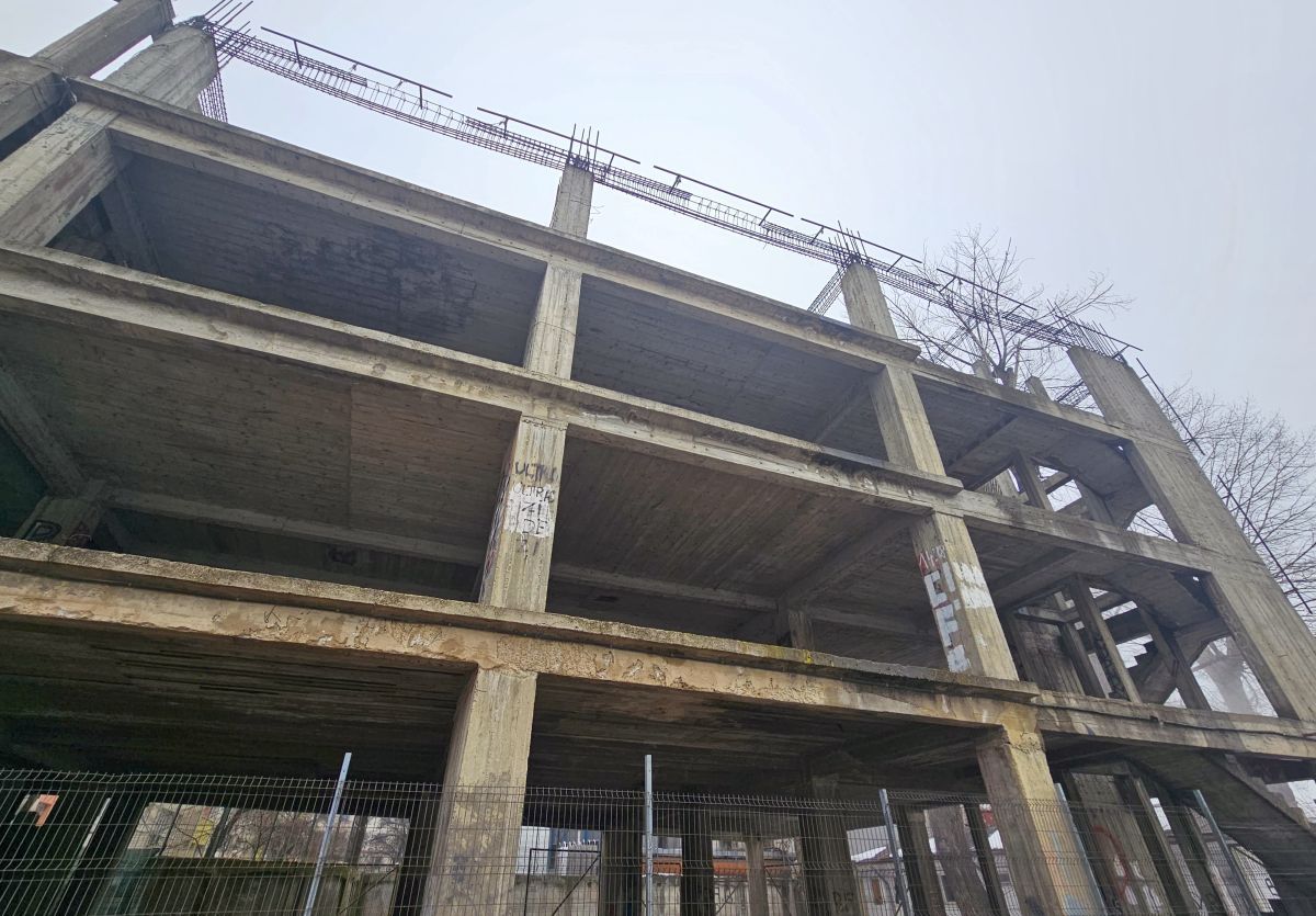 Cine pune mâna pe clădirea-fantomă de lângă stadionul Dinamo: „Mai întâi să avem terenul” » Paragină în locul unde ar fi trebuit să apară un mega-proiect