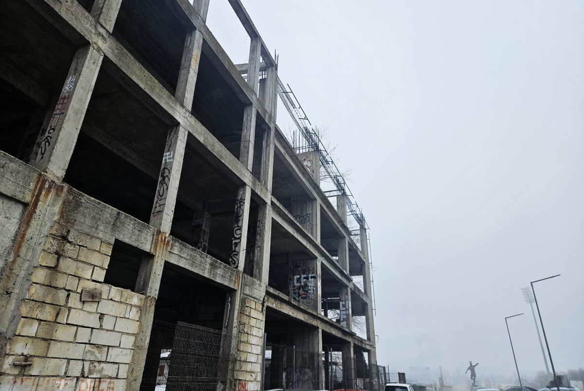 Cine pune mâna pe clădirea-fantomă de lângă stadionul Dinamo: „Mai întâi să avem terenul” » Paragină în locul unde ar fi trebuit să apară un mega-proiect