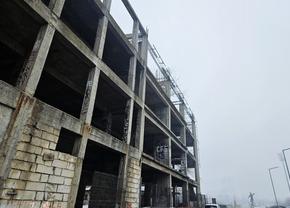 Cine pune mâna pe clădirea-fantomă de lângă stadionul Dinamo: „Mai întâi să avem terenul” » Paragină în locul unde ar fi trebuit să apară un mega-proiect