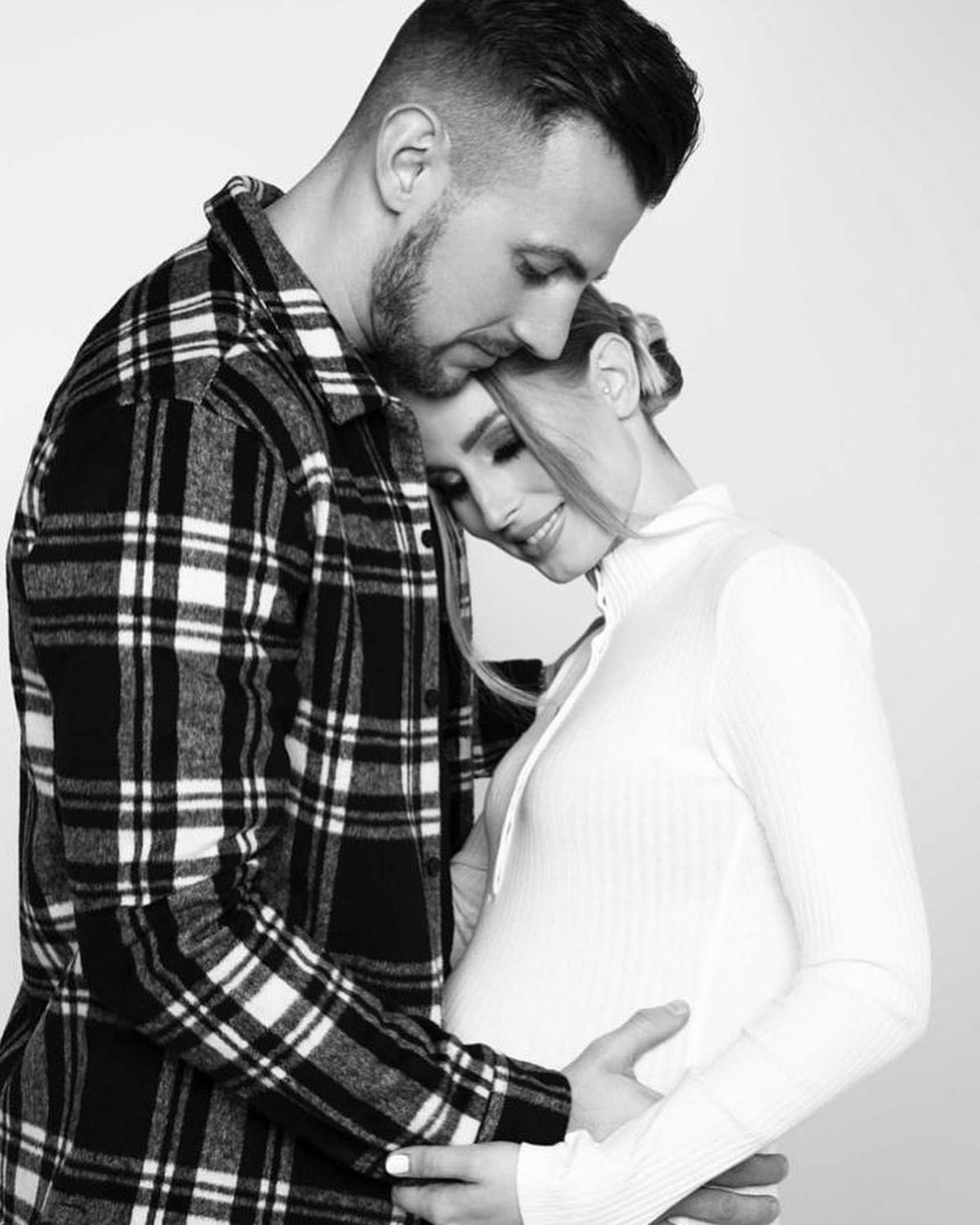 Soția a ieșit prima la atac, după ce a pățit fotbalistul „păcălit” să semneze: „Nimic în viață nu este corect”