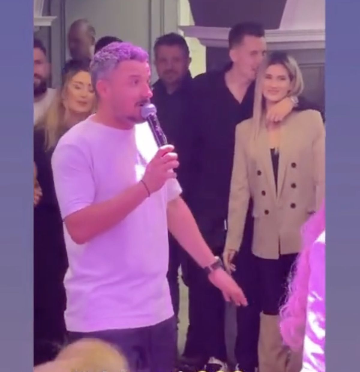 Constantin Budescu a luat microfonul și a început să cânte la aniversarea sa