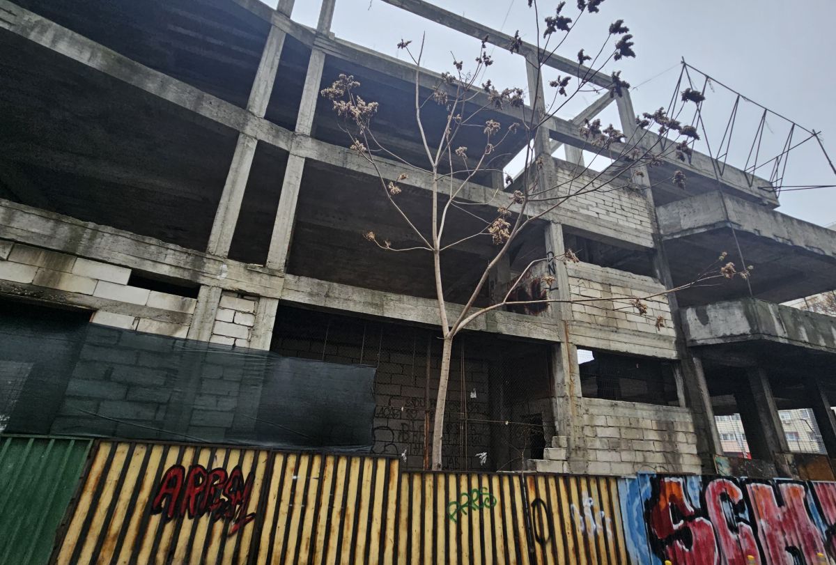 Clădirea-fantomă de lângă stadionul „Dinamo” » Aici ar fi trebuit să fie sediul clubului: paragină în loc de lux, 30 de ani mai târziu