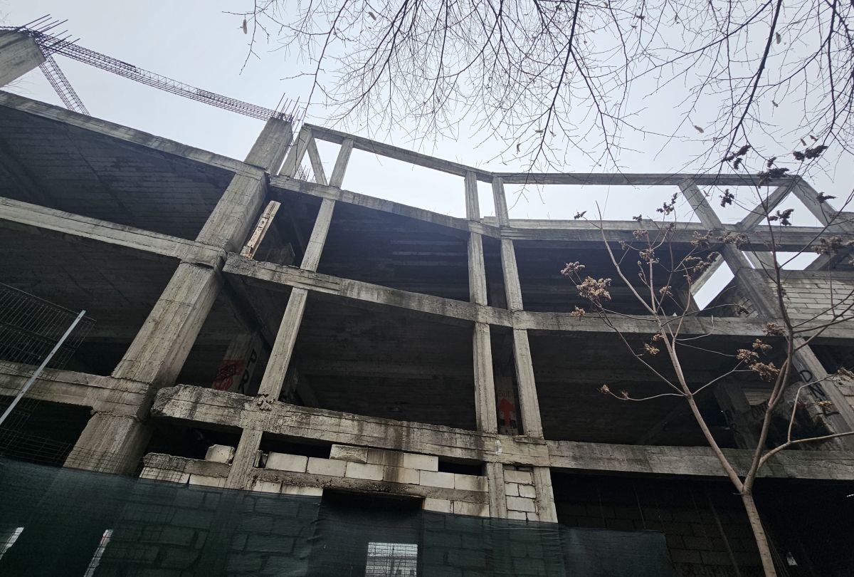 Cine pune mâna pe clădirea-fantomă de lângă stadionul Dinamo: „Mai întâi să avem terenul” » Paragină în locul unde ar fi trebuit să apară un mega-proiect