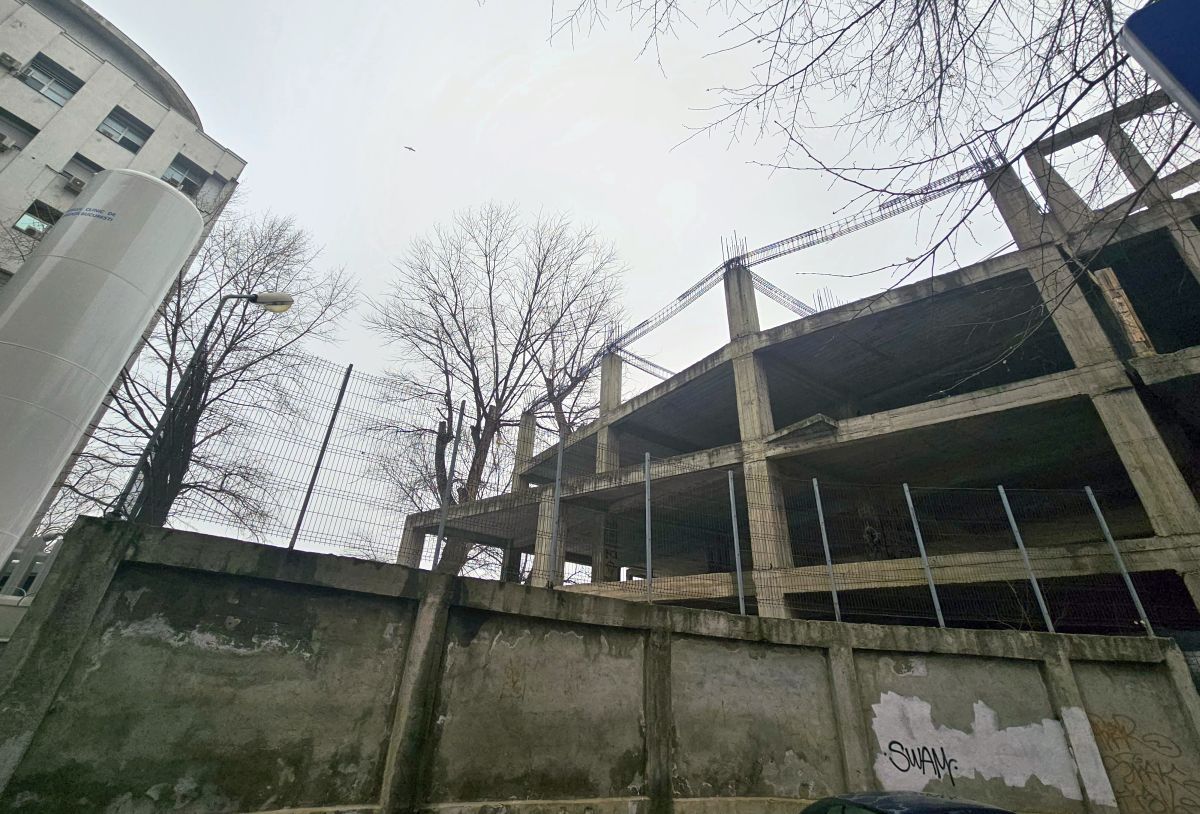 Clădirea-fantomă de lângă stadionul „Dinamo” » Aici ar fi trebuit să fie sediul clubului: paragină în loc de lux, 30 de ani mai târziu