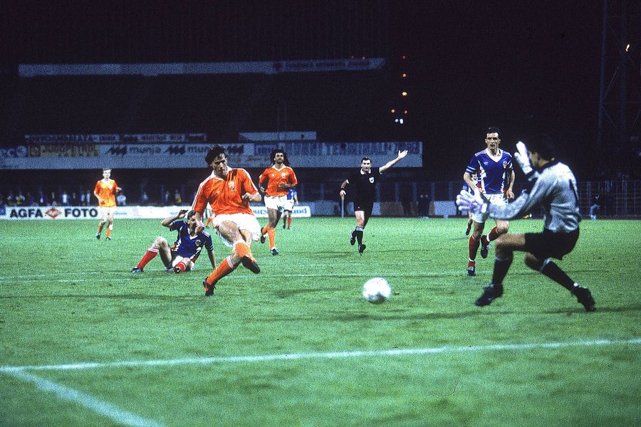 Iugoslavia - Olanda, 3.06.1990 - În prim-plan, Marco van Basten / Foto: Imago Partida dintre Dinamo și Steaua care a stat la baza unui război în toată regula » Căpitanul a atacat polițiștii, ultrașii au mers pe front, iar Miodrag Belodedici relatează: „Ne-au luat niște blindate”