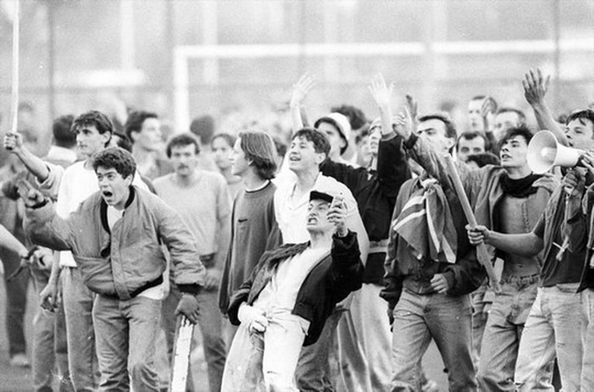 Partida dintre Dinamo și Steaua care a stat la baza unui război în toată regula » Căpitanul a atacat polițiștii, ultrașii au mers pe front, iar Miodrag Belodedici relatează: „Ne-au luat niște blindate”