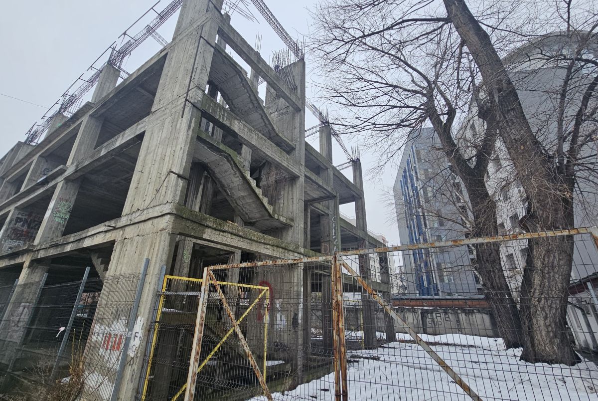 Cine pune mâna pe clădirea-fantomă de lângă stadionul Dinamo: „Mai întâi să avem terenul” » Paragină în locul unde ar fi trebuit să apară un mega-proiect