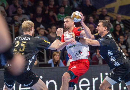 Dinamo a fost învinsă de Wisla Plock, scor 26-27, în runda cu numărul 13 a grupei A din Liga Campionilor la handbal masculin. „Dulăii” pregătiți de David Davis nu ar trebui să aibă emoții în privința calificării în faza următoare.