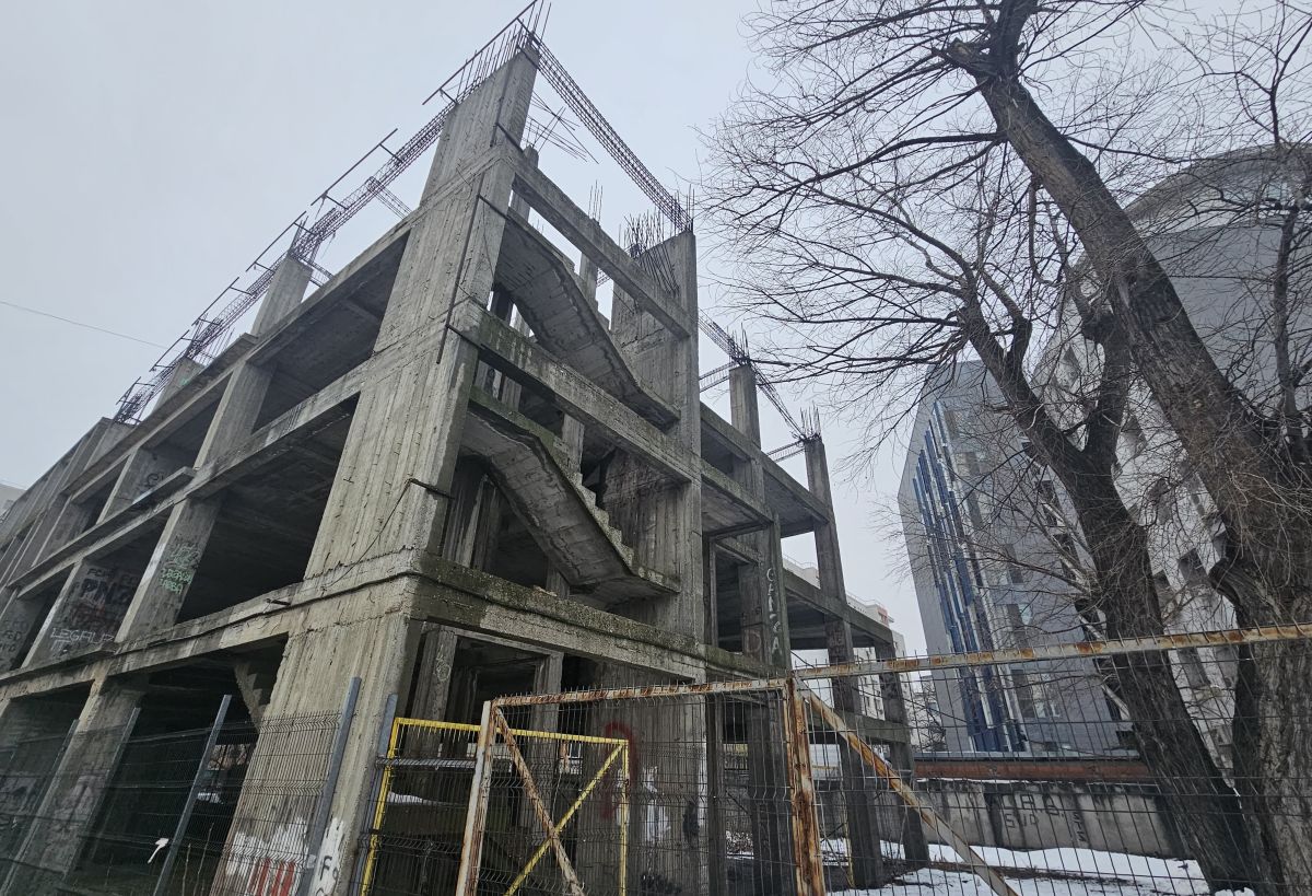 Cine pune mâna pe clădirea-fantomă de lângă stadionul Dinamo: „Mai întâi să avem terenul” » Paragină în locul unde ar fi trebuit să apară un mega-proiect