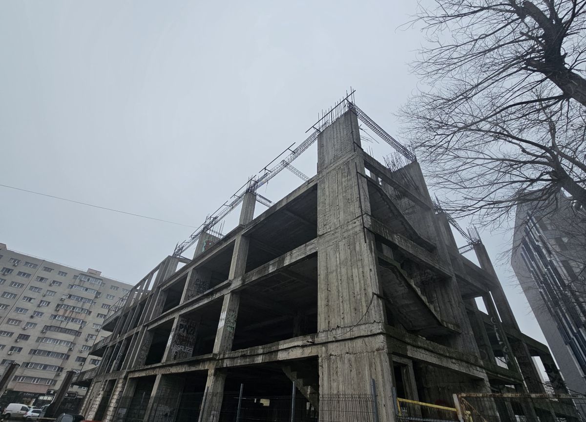Cine pune mâna pe clădirea-fantomă de lângă stadionul Dinamo: „Mai întâi să avem terenul” » Paragină în locul unde ar fi trebuit să apară un mega-proiect