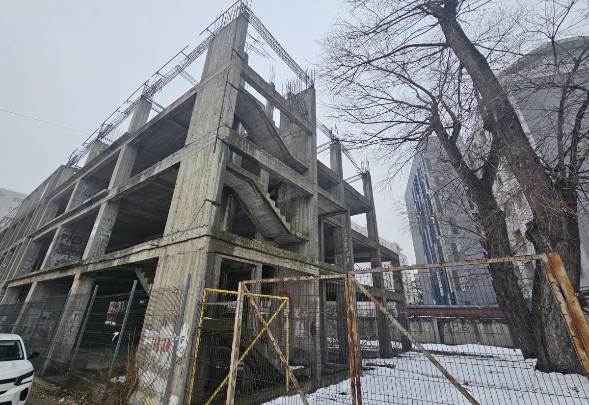 Clădirea-fantomă de lângă stadionul „Dinamo” » Aici ar fi trebuit să fie sediul clubului: paragină în loc de lux, 30 de ani mai târziu