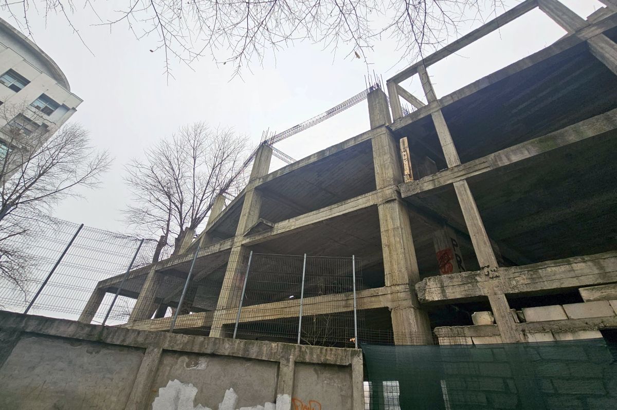 Cine pune mâna pe clădirea-fantomă de lângă stadionul Dinamo: „Mai întâi să avem terenul” » Paragină în locul unde ar fi trebuit să apară un mega-proiect