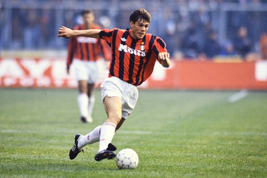 Zvonimir Boban, în tricoul celor de la Milan / Foto: Imago Partida dintre Dinamo și Steaua care a stat la baza unui război în toată regula » Căpitanul a atacat polițiștii, ultrașii au mers pe front, iar Miodrag Belodedici relatează: „Ne-au luat niște blindate”