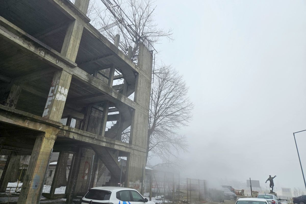 Cine pune mâna pe clădirea-fantomă de lângă stadionul Dinamo: „Mai întâi să avem terenul” » Paragină în locul unde ar fi trebuit să apară un mega-proiect