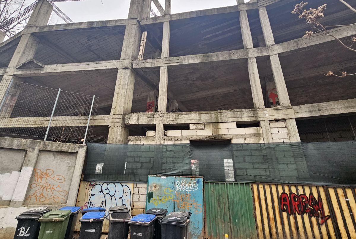 Clădirea-fantomă de lângă stadionul „Dinamo” » Aici ar fi trebuit să fie sediul clubului: paragină în loc de lux, 30 de ani mai târziu