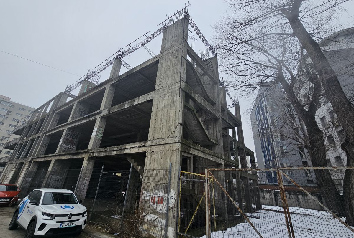 Cine pune mâna pe clădirea-fantomă de lângă stadionul Dinamo: „Mai întâi să avem terenul” » Paragină în locul unde ar fi trebuit să apară un mega-proiect