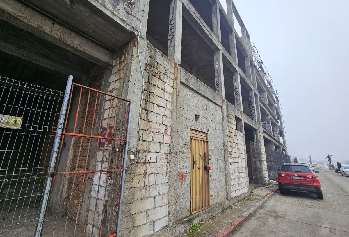 Cine pune mâna pe clădirea-fantomă de lângă stadionul Dinamo: „Mai întâi să avem terenul” » Paragină în locul unde ar fi trebuit să apară un mega-proiect