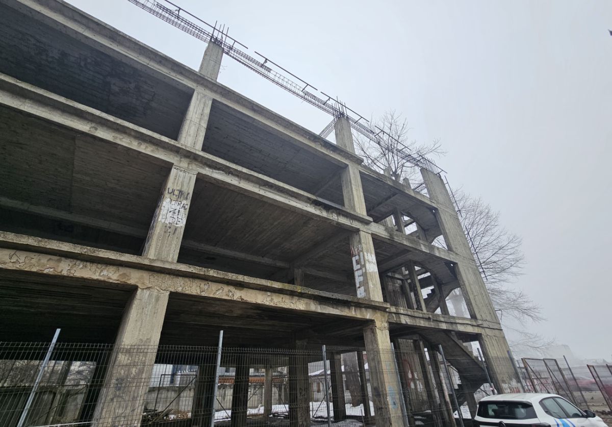 Cine pune mâna pe clădirea-fantomă de lângă stadionul Dinamo: „Mai întâi să avem terenul” » Paragină în locul unde ar fi trebuit să apară un mega-proiect