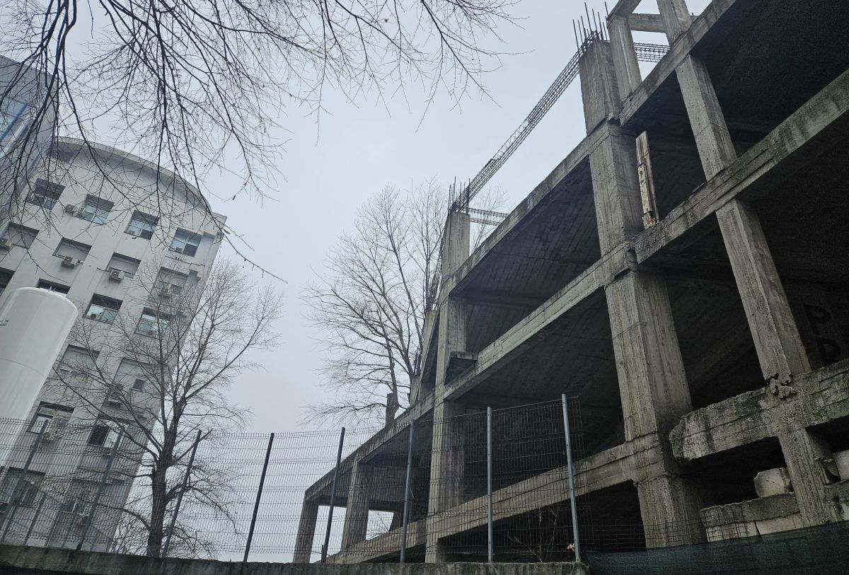 Cine pune mâna pe clădirea-fantomă de lângă stadionul Dinamo: „Mai întâi să avem terenul” » Paragină în locul unde ar fi trebuit să apară un mega-proiect