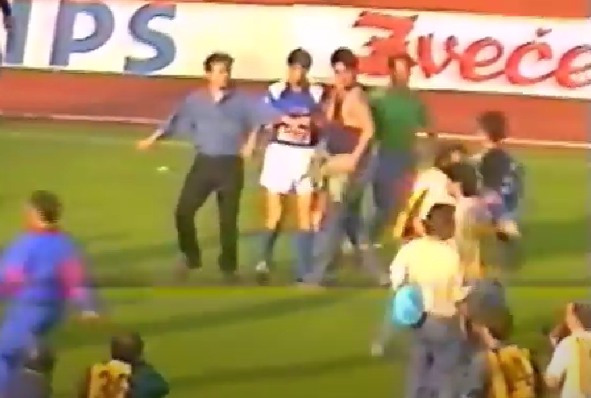 Partida dintre Dinamo și Steaua care a stat la baza unui război în toată regula » Căpitanul a atacat polițiștii, ultrașii au mers pe front, iar Miodrag Belodedici relatează: „Ne-au luat niște blindate”