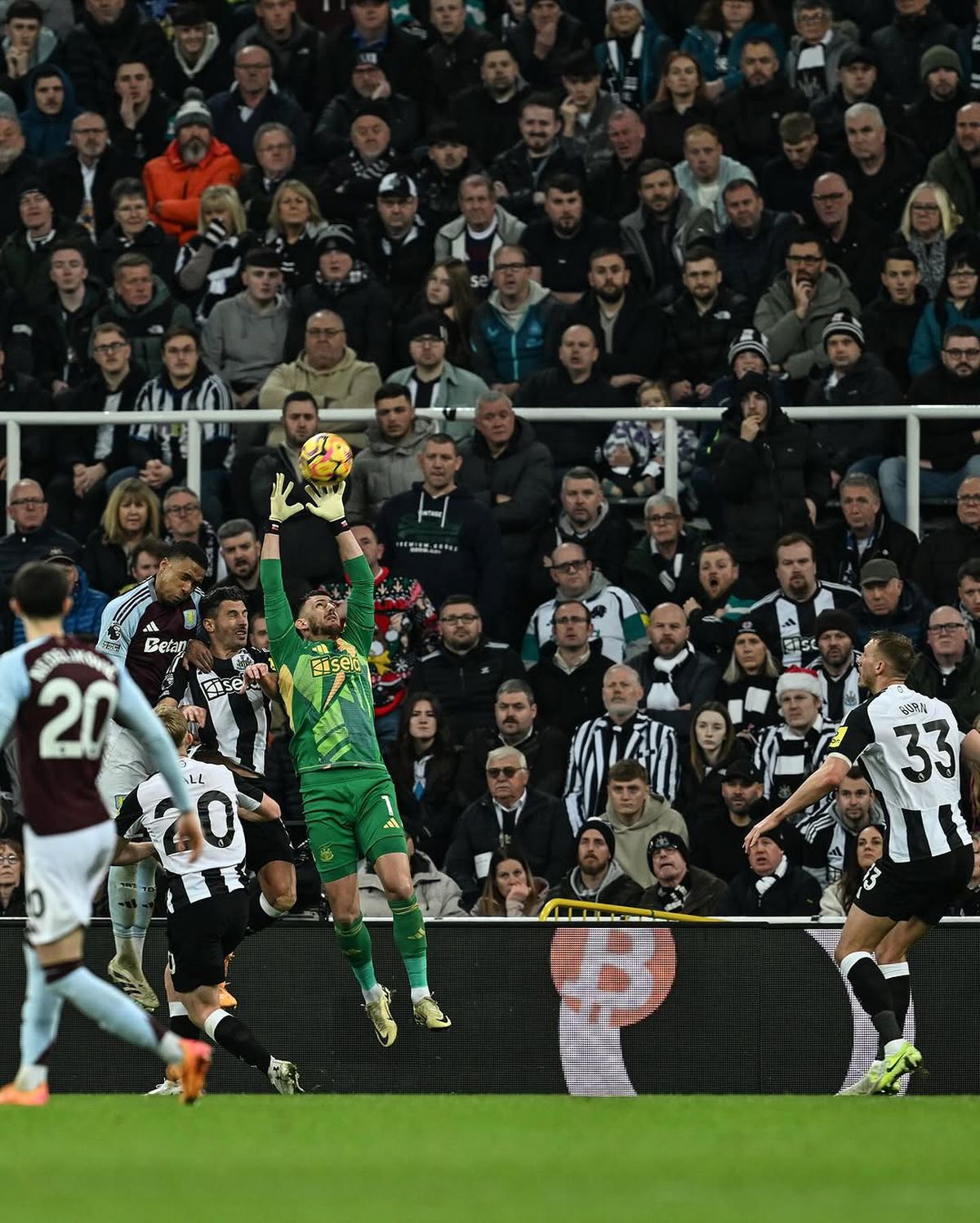 Soția a ieșit prima la atac, după ce a pățit fotbalistul „păcălit” să semneze: „Nimic în viață nu este corect”