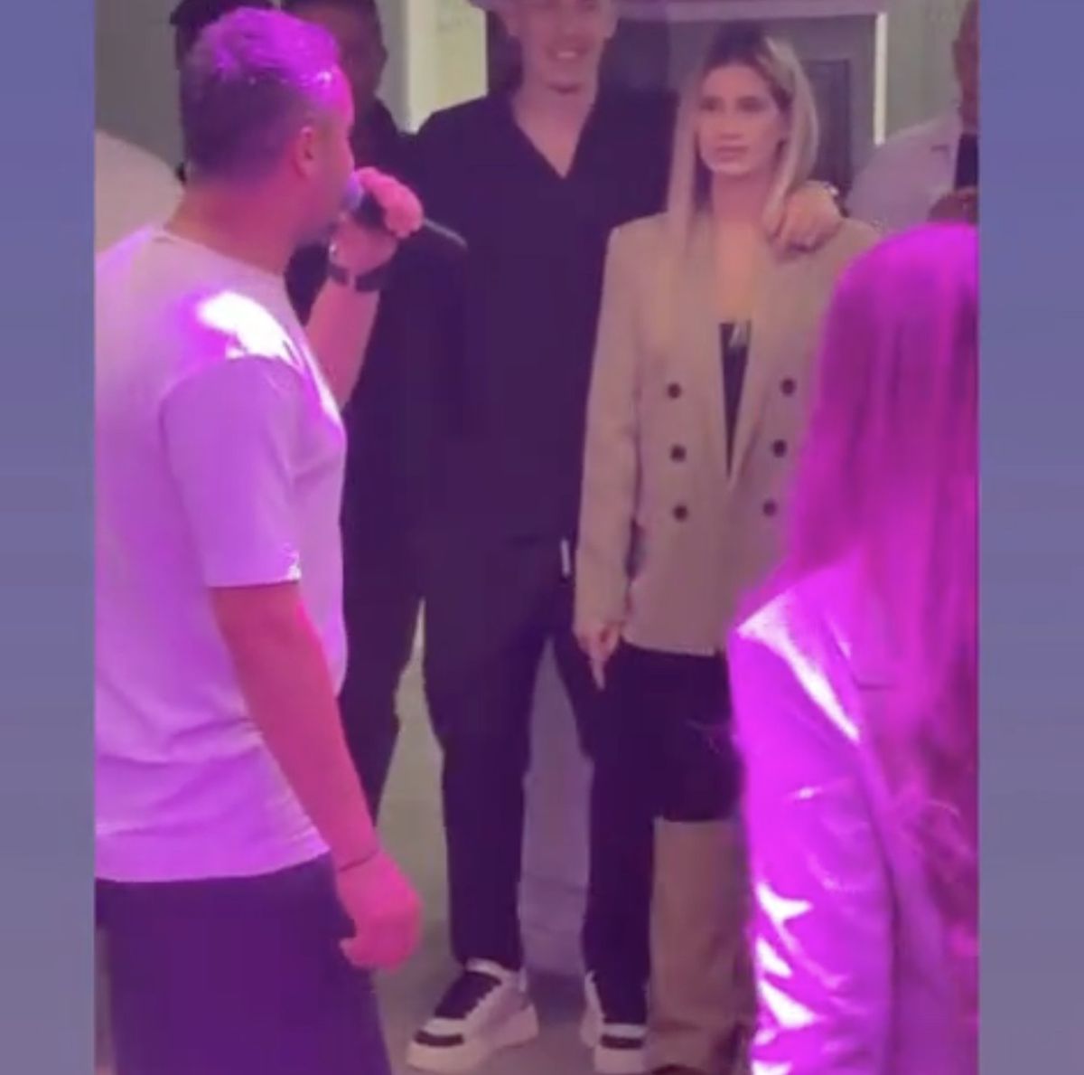 Constantin Budescu a luat microfonul și a început să cânte la aniversarea sa