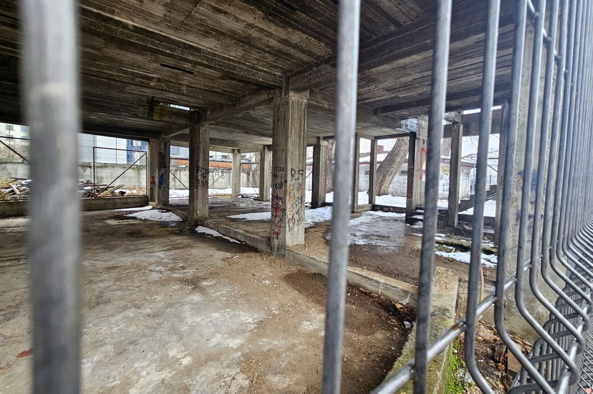 Clădirea-fantomă de lângă stadionul „Dinamo” » Aici ar fi trebuit să fie sediul clubului: paragină în loc de lux, 30 de ani mai târziu