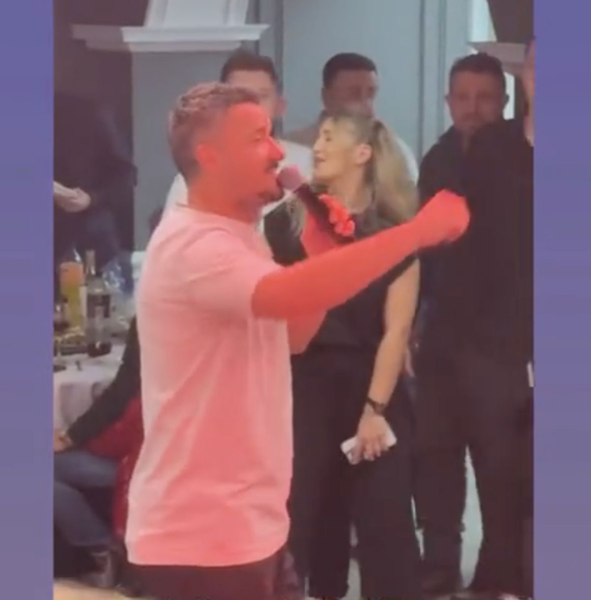 Constantin Budescu a luat microfonul și a început să cânte în restaurant: „Numai tu hoțule-o ai”