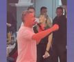 Constantin Budescu a luat microfonul și a început să cânte la aniversarea sa. Foto: Captură tiktok